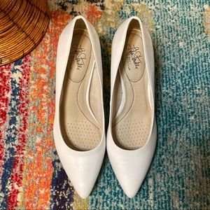 • NWOT • Vegan• Life Stride Cushioned Heels